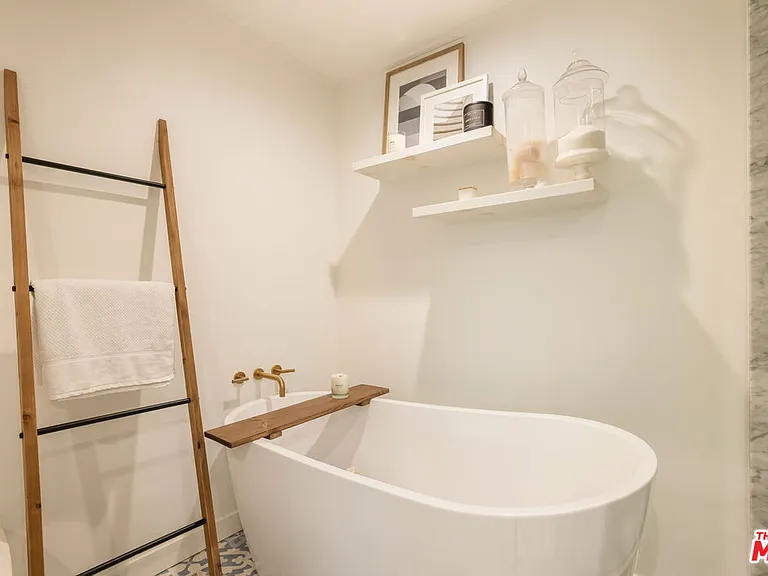 930 N Doheny Dr #103 — Photo 14