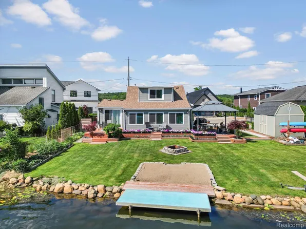 9615 Buckingham St, White Lake, MI 48386