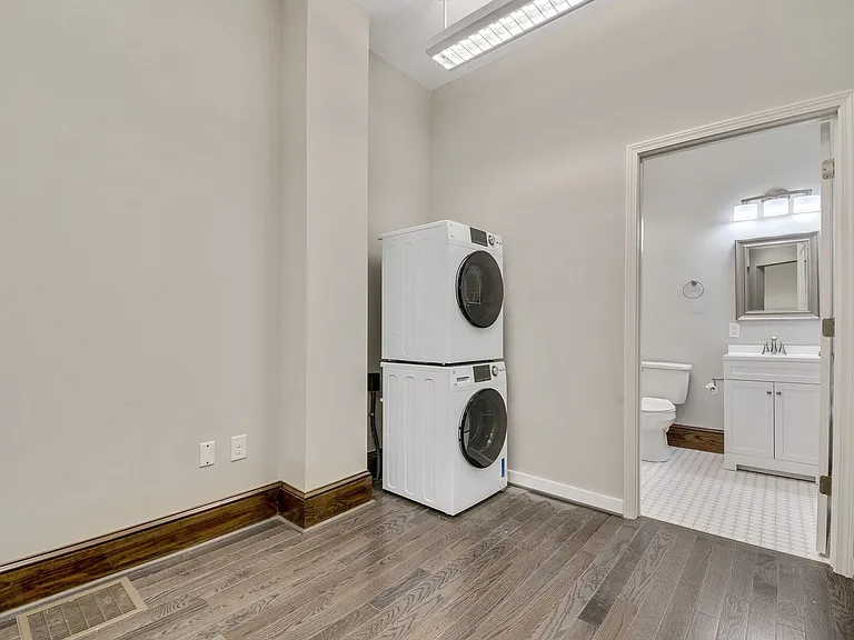 Fountain Plaza - Fitzgerald Apartments — Photo 36