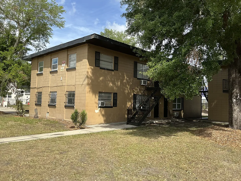 621 W South St #1