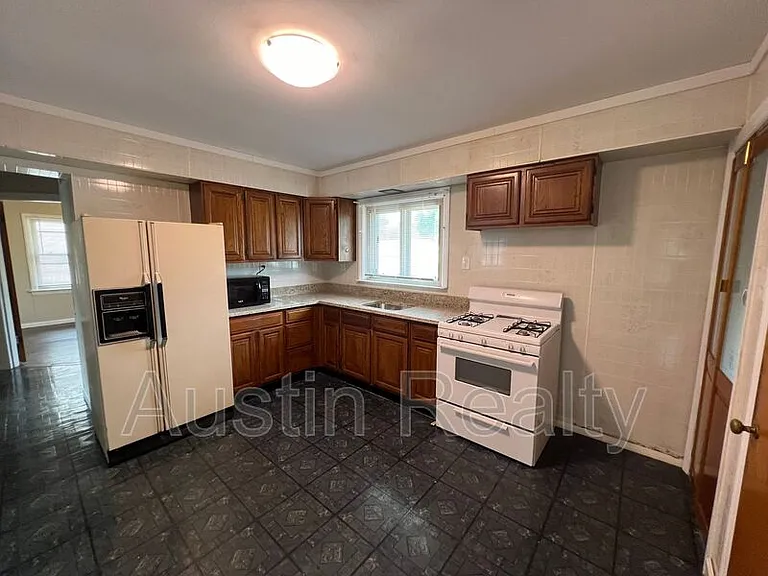 4419 Lindscott Ave — Photo 2