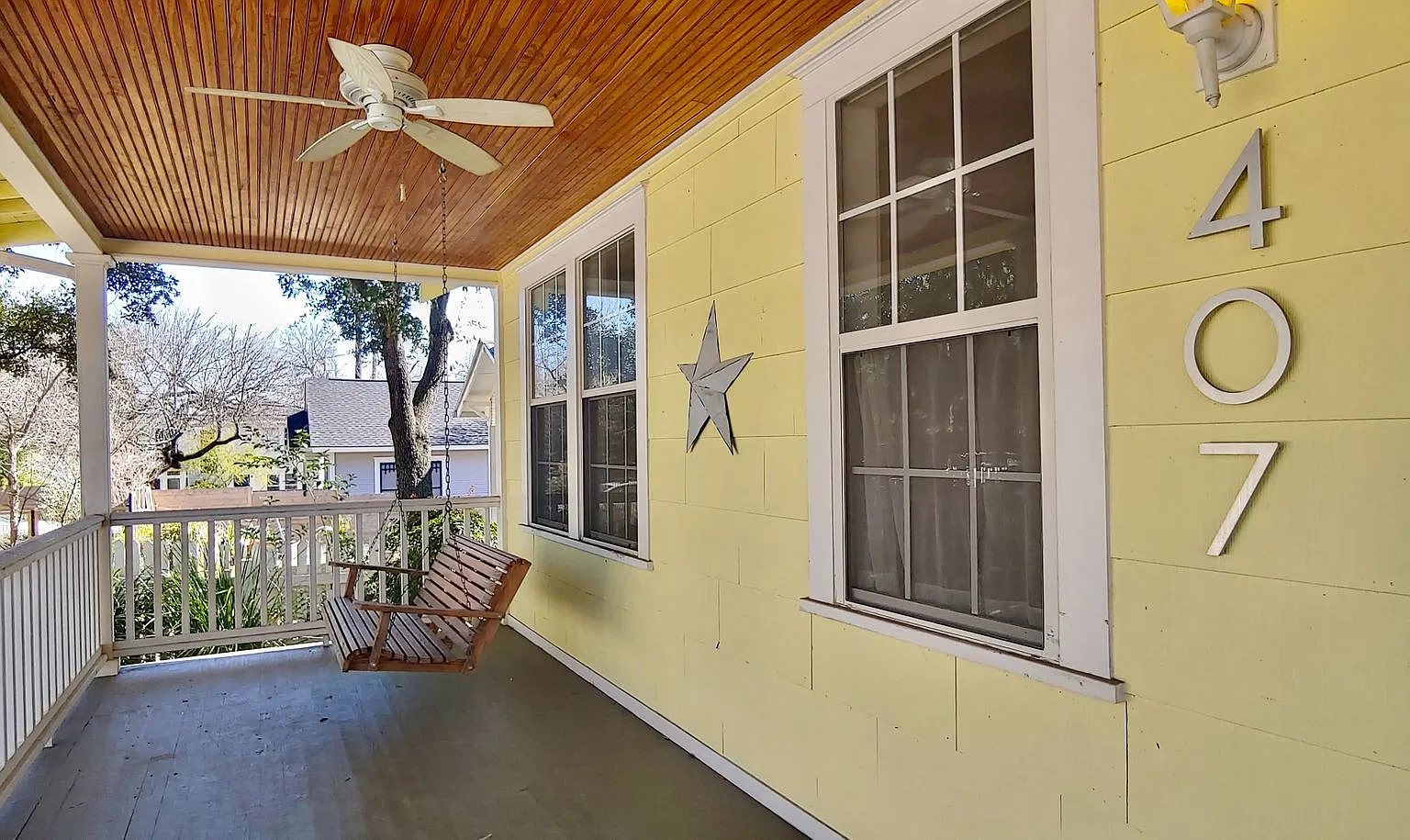 Beautiful 2 Bed / 2 Bath Bungalow With Separate Guest House in the Back! — Photo 3