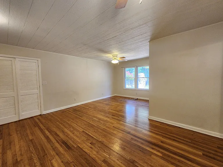 554 Lee St — Photo 3