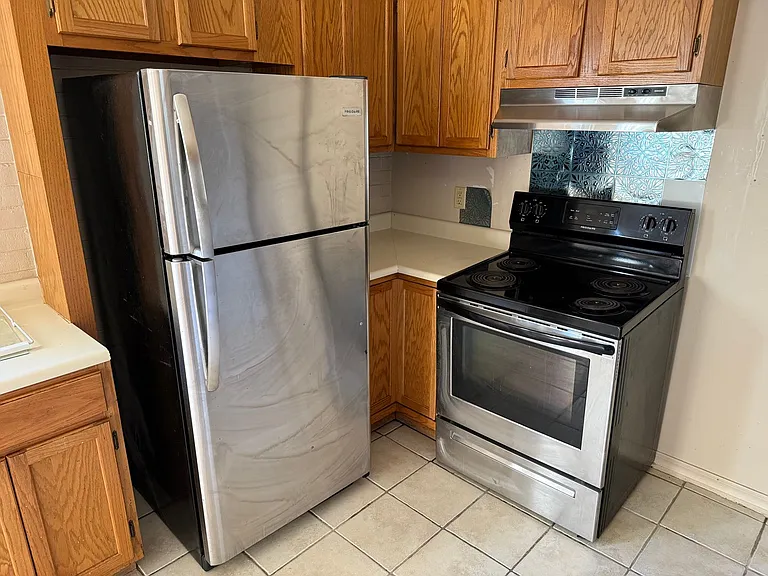 428 W Locust St — Photo 6