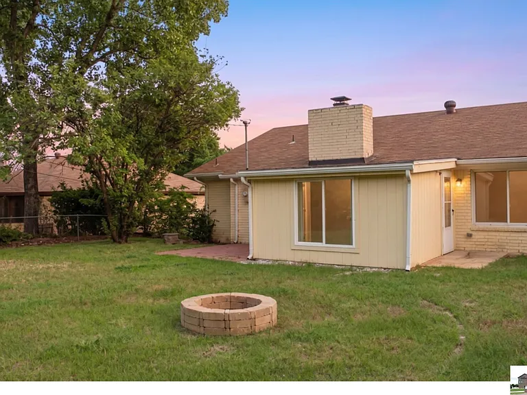 211 E Hogan Dr — Photo 16