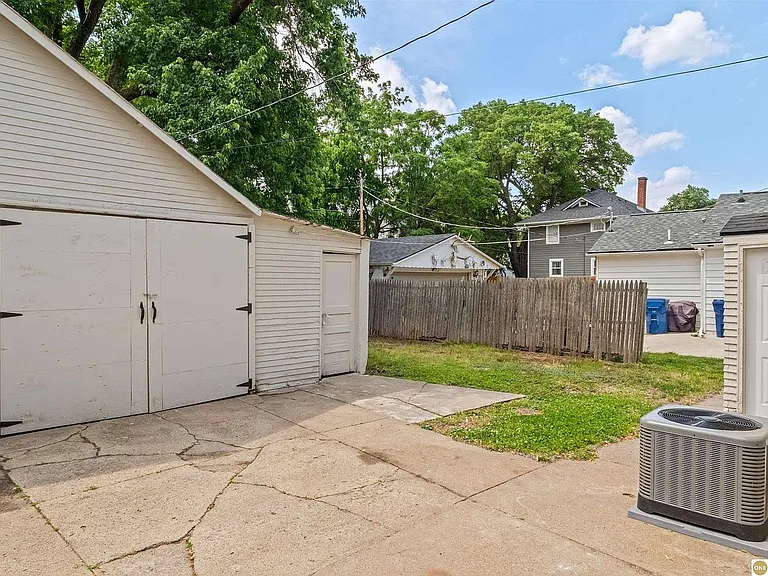 823 N H St — Photo 23