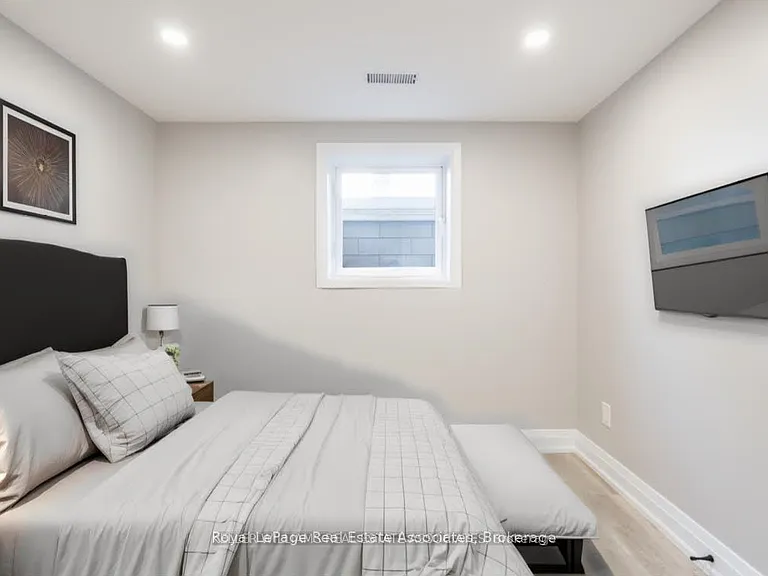 259 Fernwood Cres — Photo 13