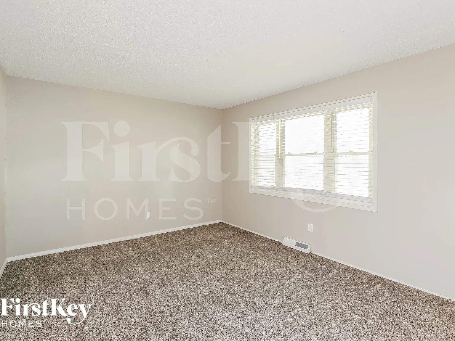 3 bed, 1.0 bath, 1000 sqft, $1,865 — Photo 3