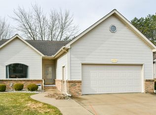 821 Whispering Pines Ln, Bay City, MI 48708