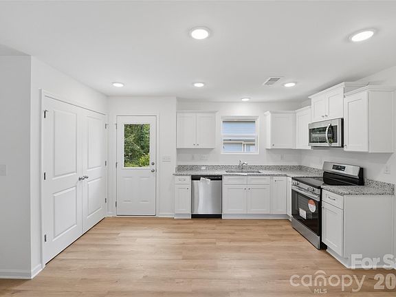 3rd image of 422 Kershaw St