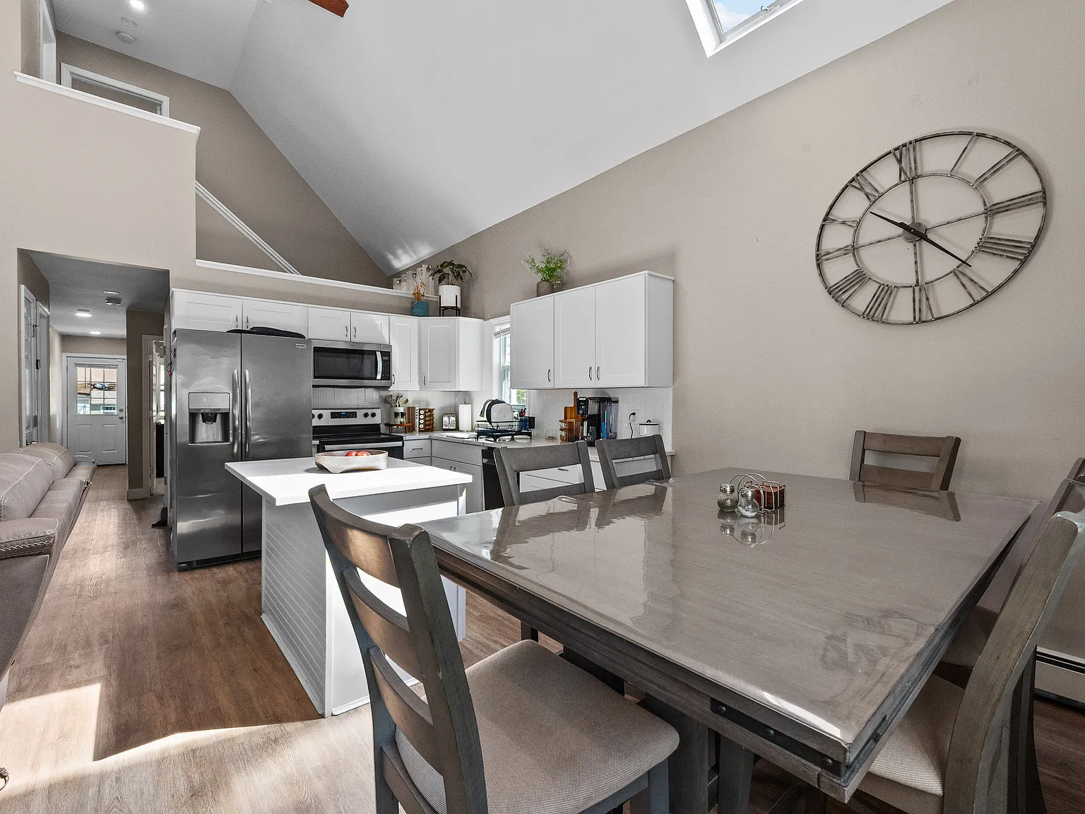 3 bed, 1301 sqft, $3,800 — Photo 4