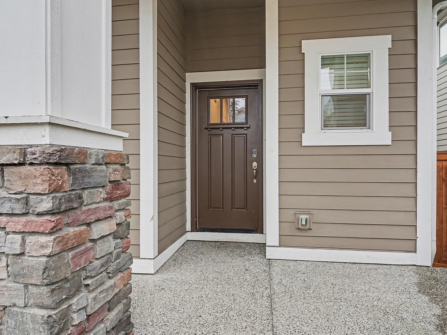 4 bed, 2.5 bath, 2200 sqft, $3,800 — Photo 3