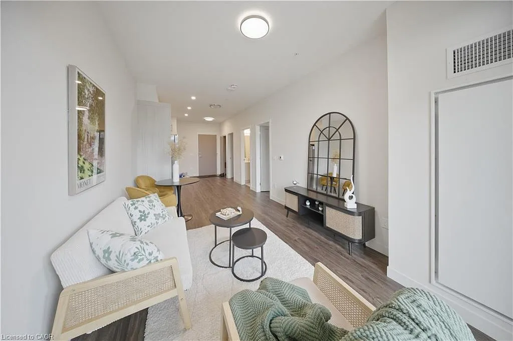 1 bed, 1.0 bath, 712 sqft, $1,896 — Photo 2