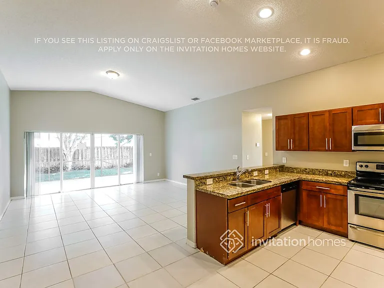10841 SW 14th Ct — Photo 7