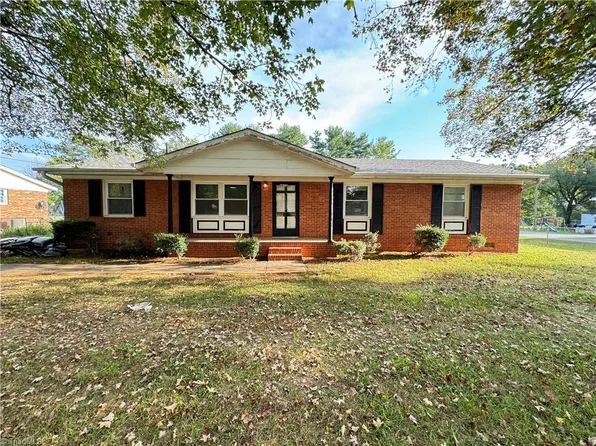 4930 Shattalon Dr, Winston Salem, NC 27106