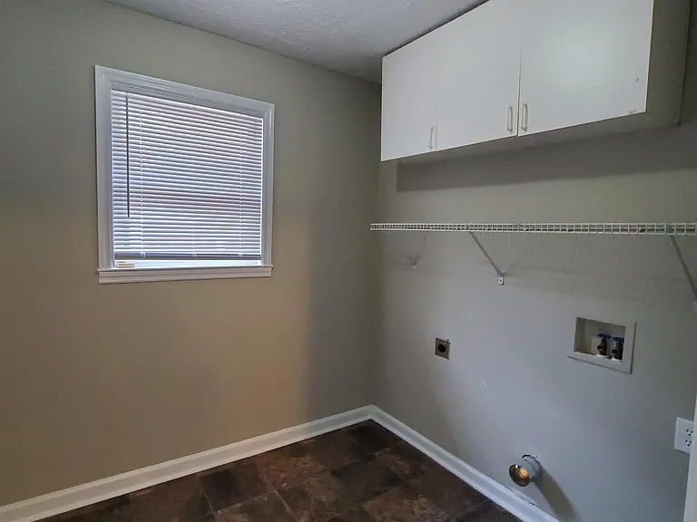 180 N Burson Ave — Photo 15