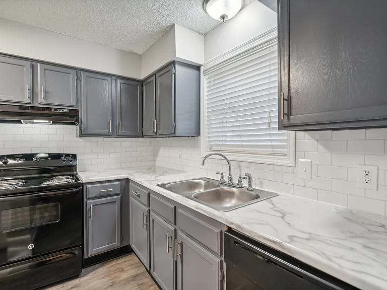 Piccadilly Apartments — Photo 61