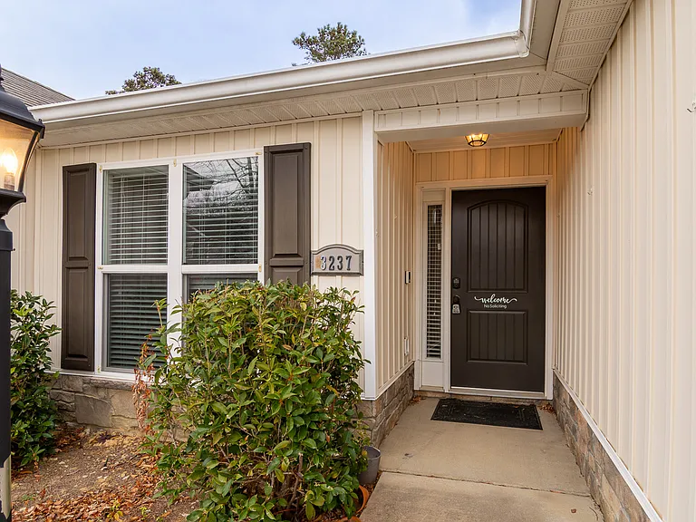 3237 Alexandria Dr — Photo 1