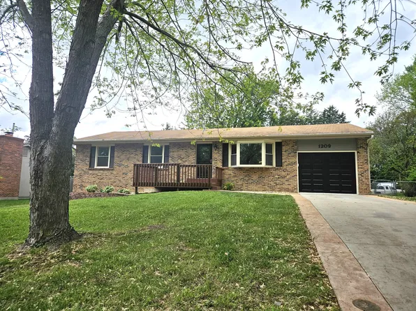 1209 Overlook Dr, Manhattan, KS 66503