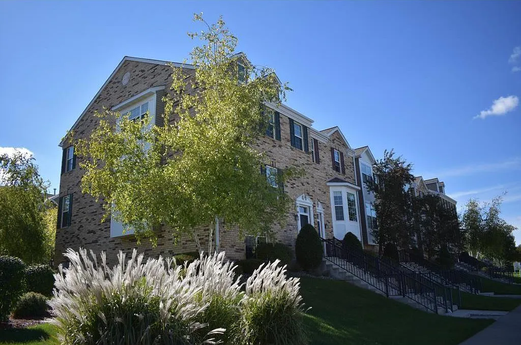 3 bed, 2.5 bath, 2169 sqft, $2,700 — Photo 1