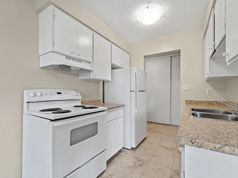 3262 Sandwich St — Photo 15