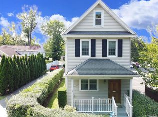 6 Morris Ln, Great Neck, NY 11024