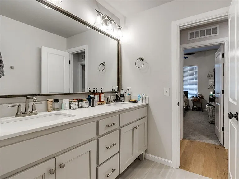10516 NW 33rd Pl — Photo 9