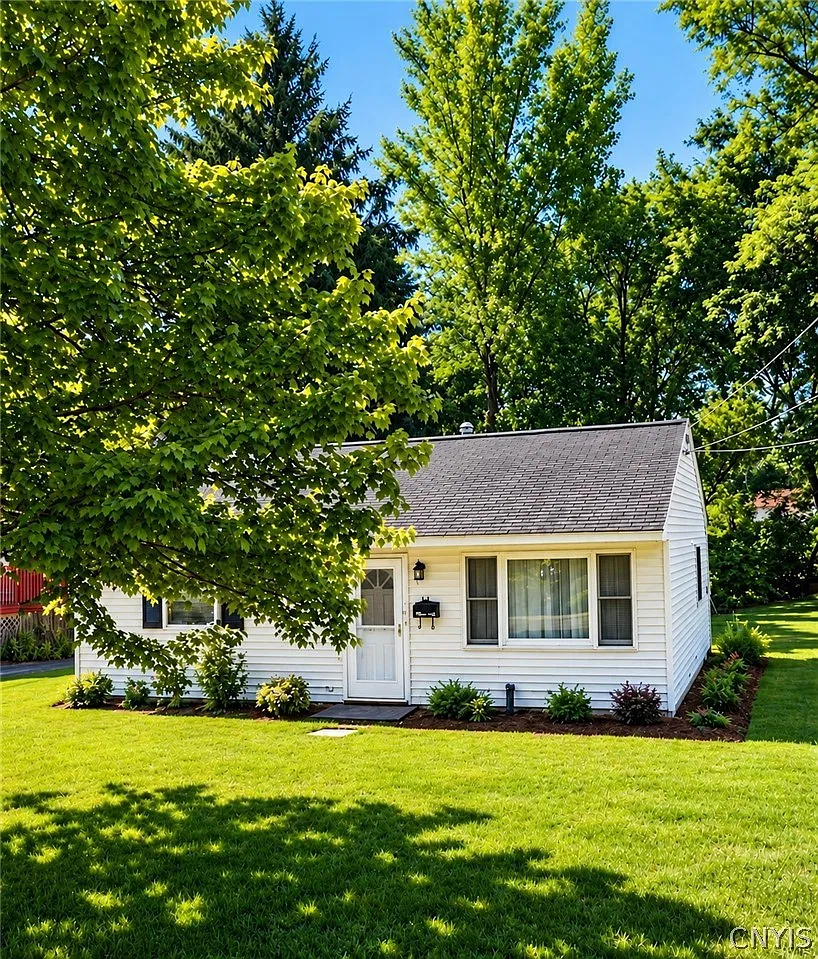 2 bed, 1.0 bath, 784 sqft, $2,200 — Photo 1