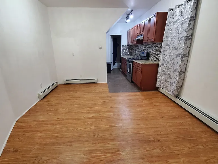 140 W 3rd St #1 — Photo 1