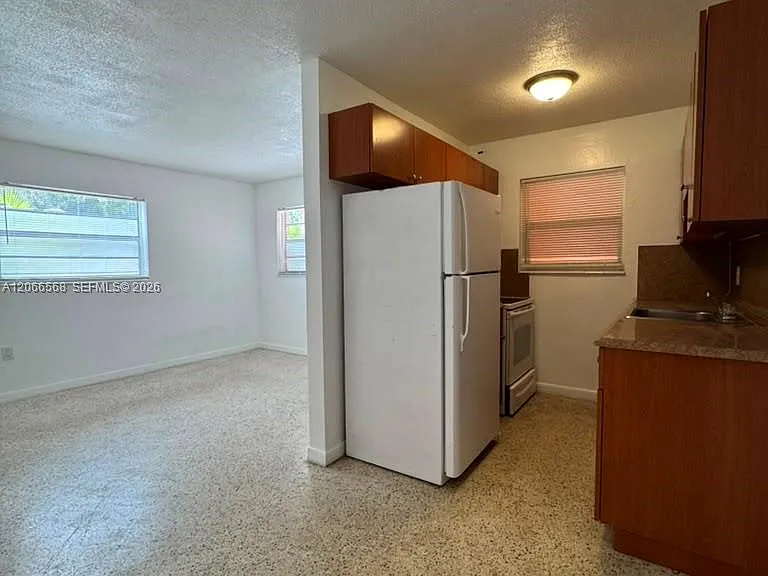 735 W 15th St #4 — Photo 2