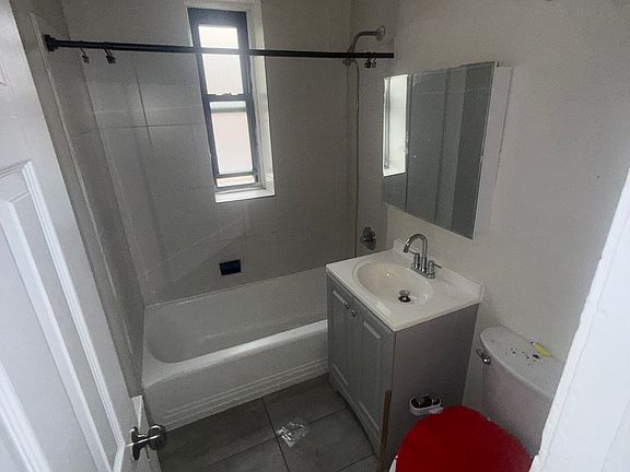 4th image of 30 Van Velsor Pl #2RR