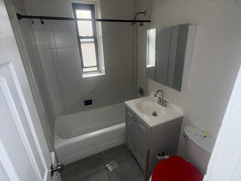 30 Van Velsor Pl #2RR — Photo 4