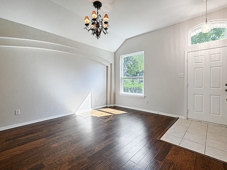1404 Carriage Ln — Photo 5