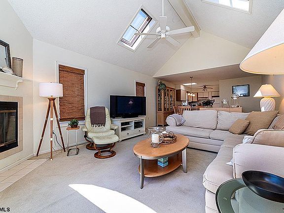2nd image of 909 Saint Charles Pl #A