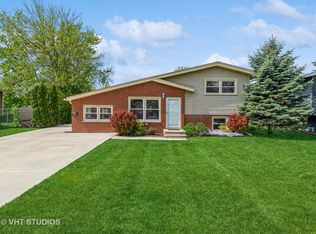 83 6th St, Wheeling, IL 60090