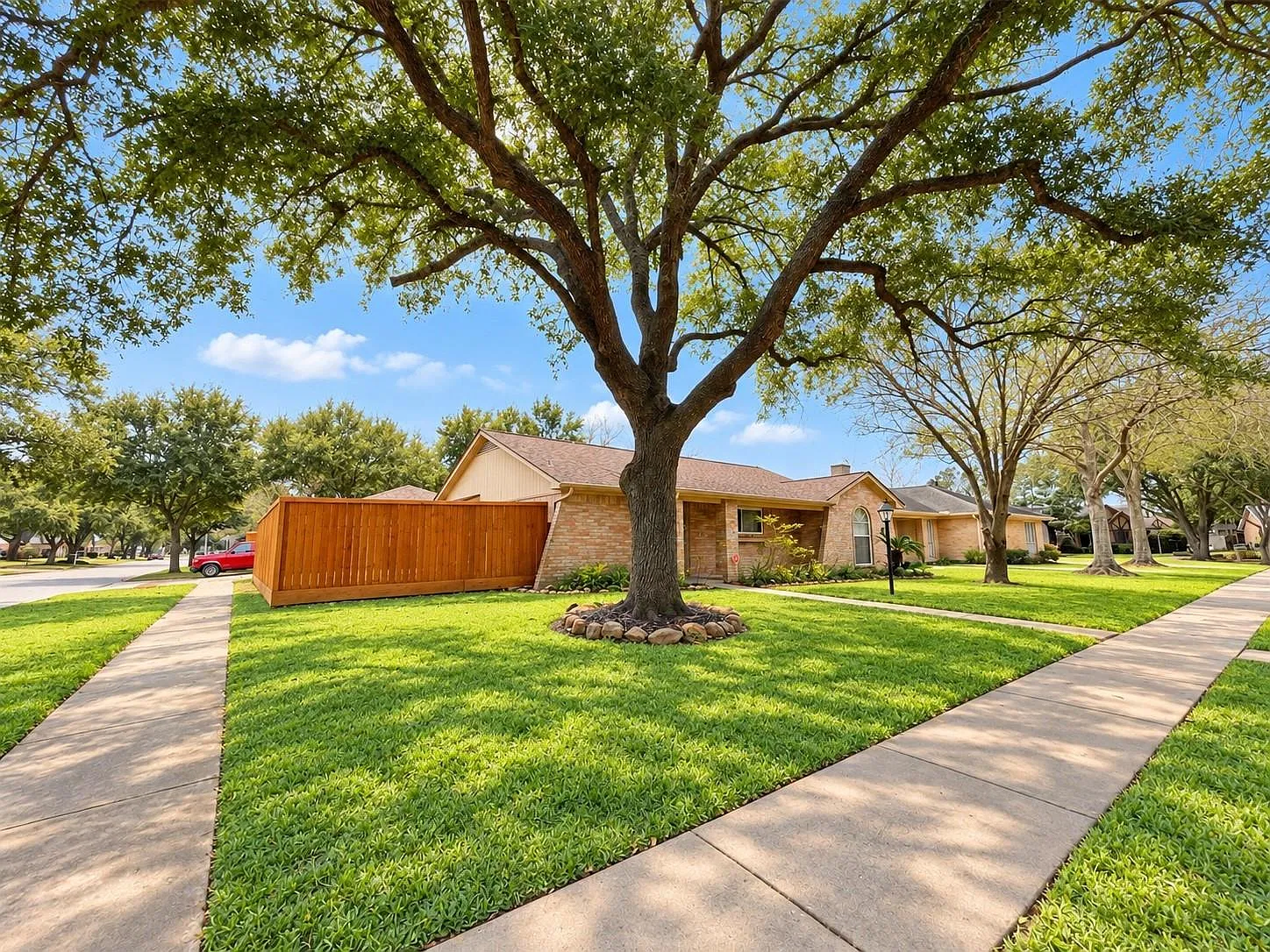 4 bed, 2.0 bath, 1826 sqft, $2,400 — Photo 2