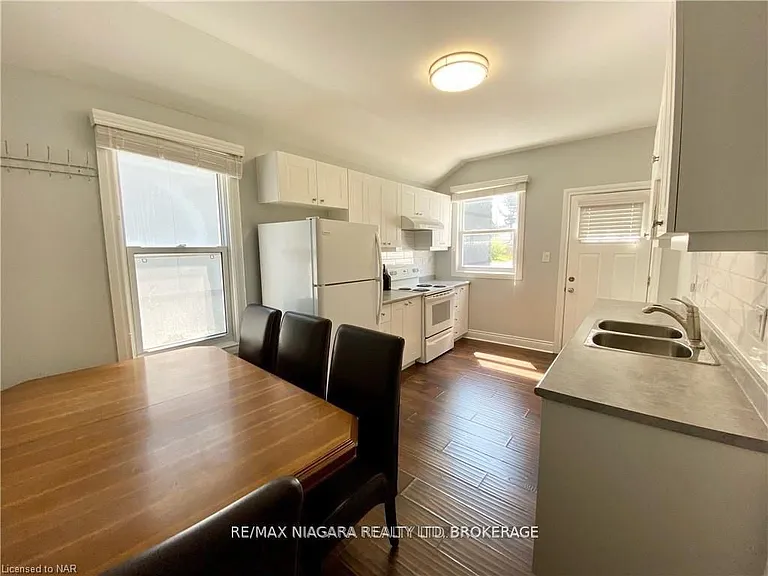 142 Main St W #REAR — Photo 11