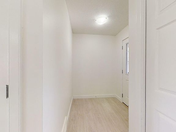 3rd image of 3111 Whitelaw Dr NW