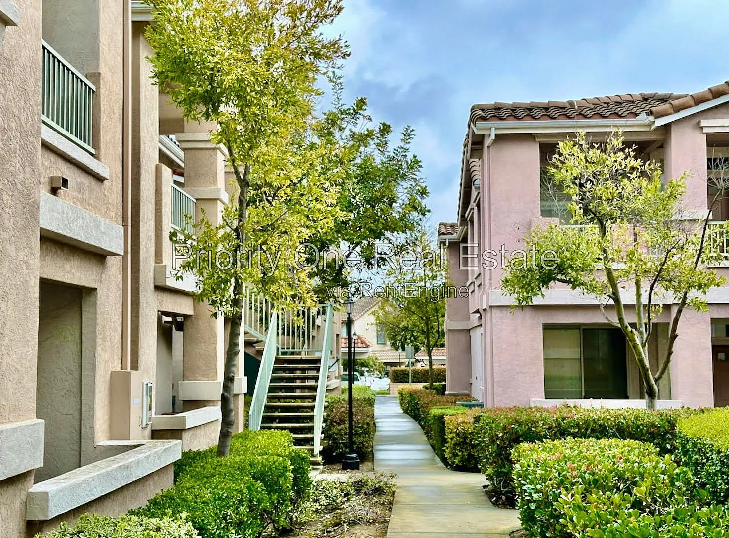 2 bed, 2.0 bath, 904 sqft, $2,745 — Photo 3
