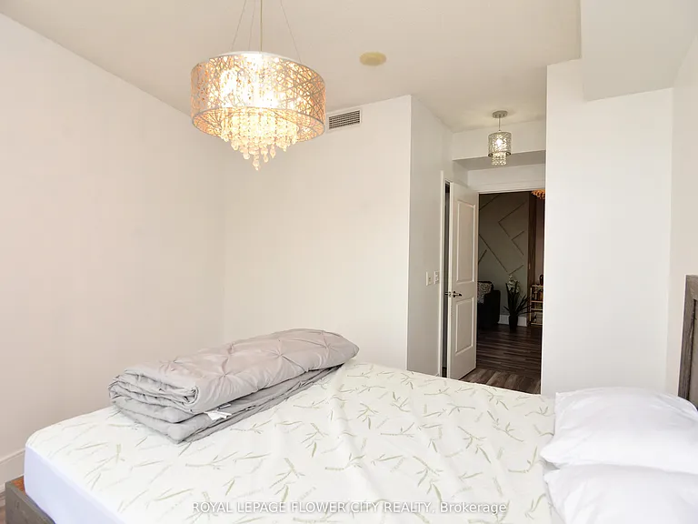 330 Burnhamthorpe Rd W #1902 — Photo 18