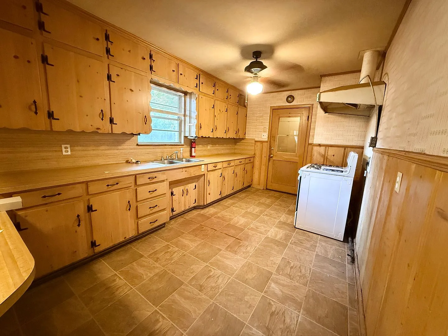 3-bed/1.5-bath with Carport! — Photo 4