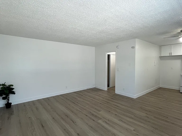 5548 Yarmouth Ave #8 — Photo 1