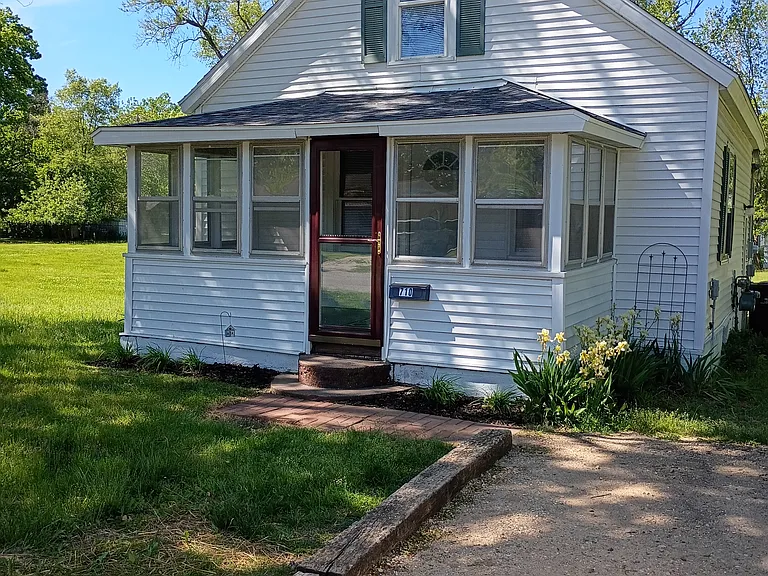 710 Grove St — Photo 1