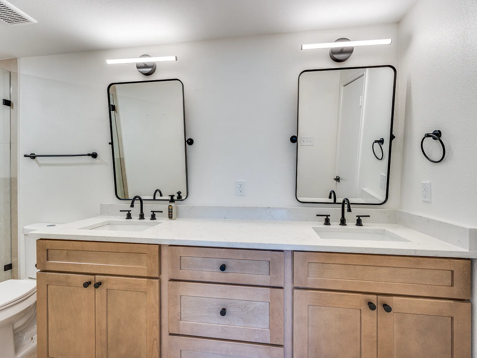 4 bed, 3.5 bath, 2432 sqft, $4,490 — Photo 4