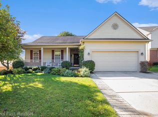 57677 Dakota Dr, New Hudson, MI 48165