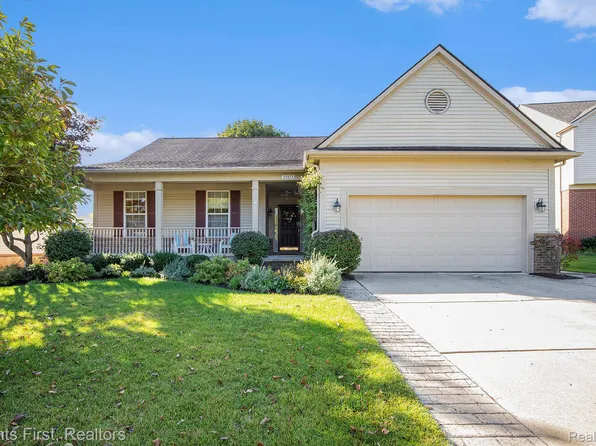 57677 Dakota Dr, New Hudson, MI 48165