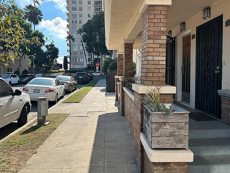 N Alboni Pl — Photo 7
