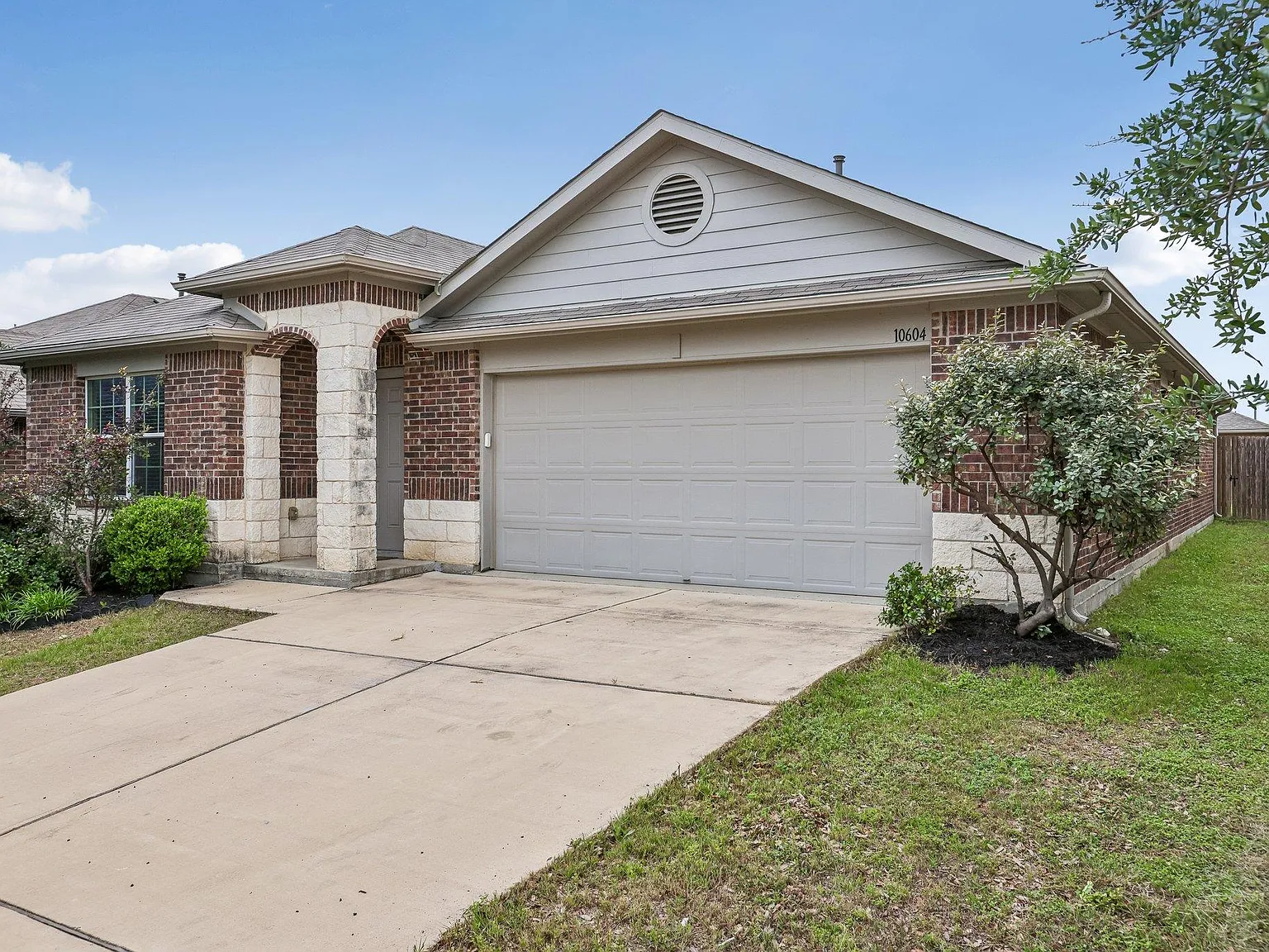 4 bed, 2.0 bath, 1908 sqft, $2,250 — Photo 1