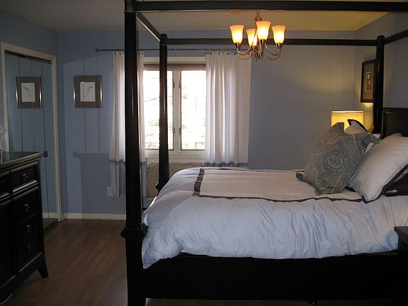 Master bedroom (+3 closets)