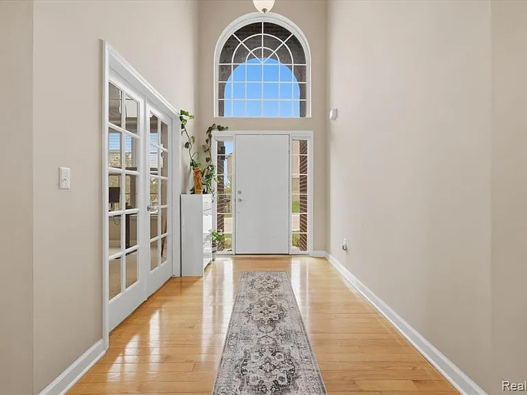 1114 Wales Dr — Photo 4